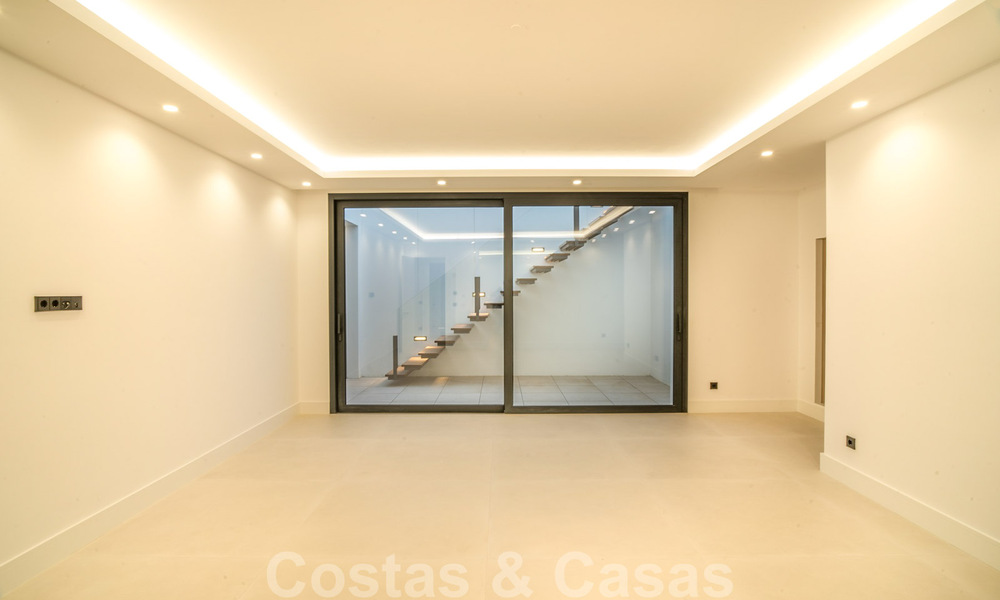 Lista para entrar a vivir, nueva villa moderna en venta en un resort de golf de cinco estrellas en Marbella - Benahavis 34508
