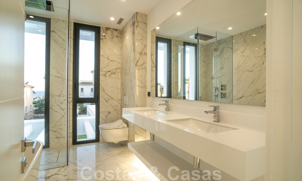 Lista para entrar a vivir, nueva villa moderna en venta en un resort de golf de cinco estrellas en Marbella - Benahavis 34509