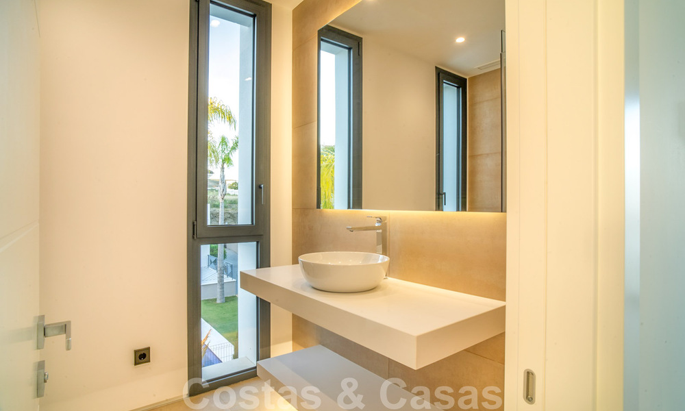 Lista para entrar a vivir, nueva villa moderna en venta en un resort de golf de cinco estrellas en Marbella - Benahavis 34511