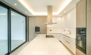 Lista para entrar a vivir, nueva villa moderna en venta en un resort de golf de cinco estrellas en Marbella - Benahavis 34513 