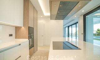 Lista para entrar a vivir, nueva villa moderna en venta en un resort de golf de cinco estrellas en Marbella - Benahavis 34514 