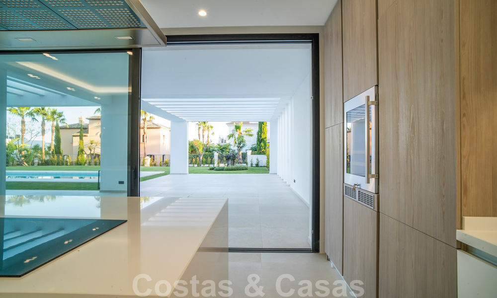 Lista para entrar a vivir, nueva villa moderna en venta en un resort de golf de cinco estrellas en Marbella - Benahavis 34516