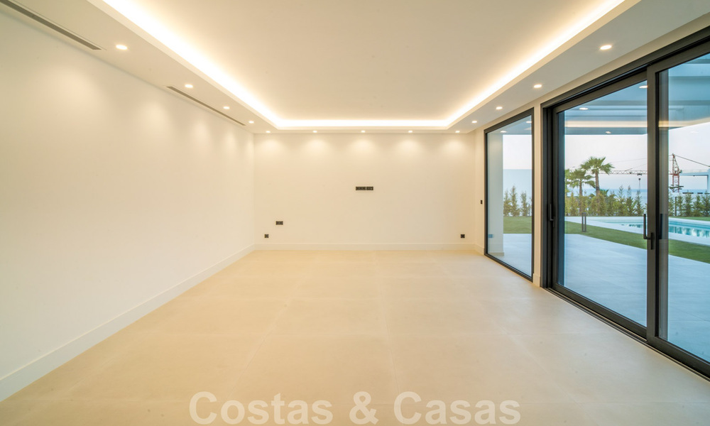 Lista para entrar a vivir, nueva villa moderna en venta en un resort de golf de cinco estrellas en Marbella - Benahavis 34518