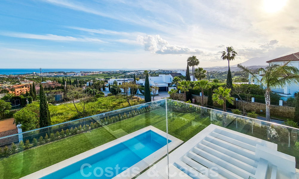 Lista para entrar a vivir, villa moderna de nueva construcción en venta en un resort de golf de cinco estrellas en Marbella - Benahavis 34535