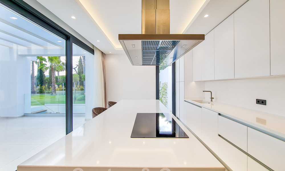 Lista para entrar a vivir, villa moderna de nueva construcción en venta en un resort de golf de cinco estrellas en Marbella - Benahavis 34537