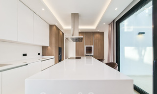 Lista para entrar a vivir, villa moderna de nueva construcción en venta en un resort de golf de cinco estrellas en Marbella - Benahavis 34538 