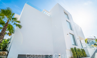 Lista para entrar a vivir, villa moderna de nueva construcción en venta en un resort de golf de cinco estrellas en Marbella - Benahavis 34541 