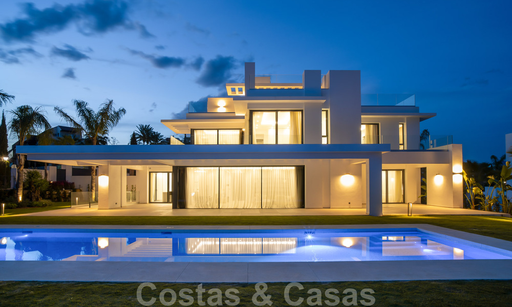 Lista para entrar a vivir, villa moderna de nueva construcción en venta en un resort de golf de cinco estrellas en Marbella - Benahavis 34542