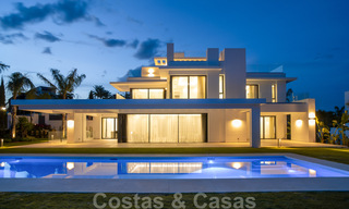 Lista para entrar a vivir, villa moderna de nueva construcción en venta en un resort de golf de cinco estrellas en Marbella - Benahavis 34542 