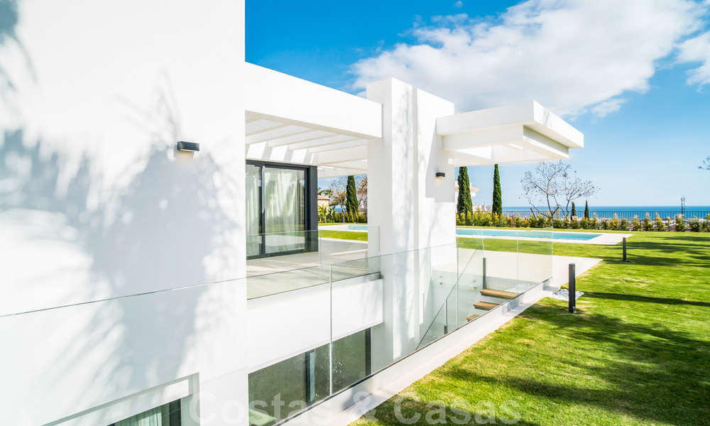 Lista para entrar a vivir, villa moderna de nueva construcción en venta en un resort de golf de cinco estrellas en Marbella - Benahavis 34543