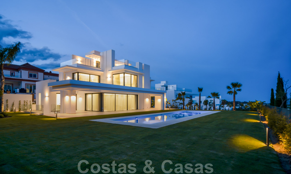 Lista para entrar a vivir, villa moderna de nueva construcción en venta en un resort de golf de cinco estrellas en Marbella - Benahavis 34545