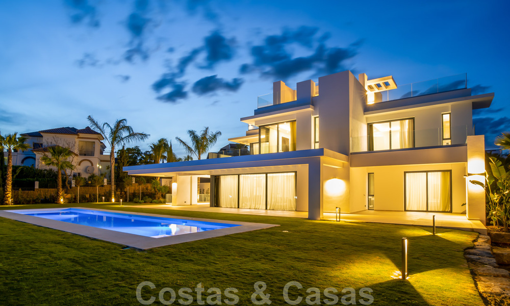 Lista para entrar a vivir, villa moderna de nueva construcción en venta en un resort de golf de cinco estrellas en Marbella - Benahavis 34546