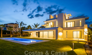 Lista para entrar a vivir, villa moderna de nueva construcción en venta en un resort de golf de cinco estrellas en Marbella - Benahavis 34546 