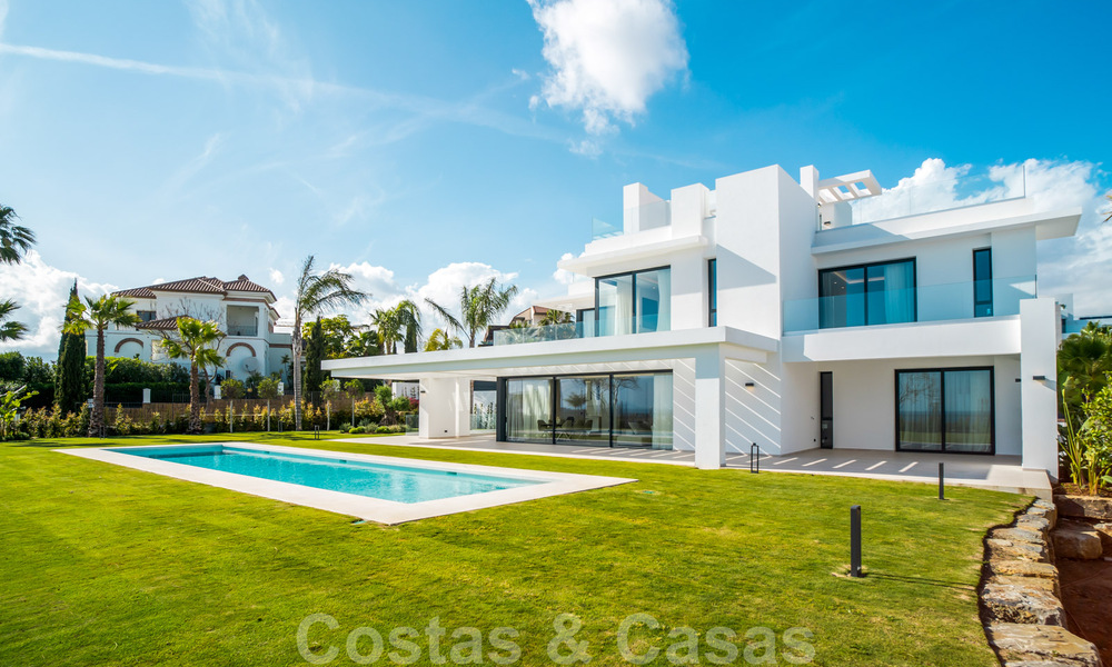 Lista para entrar a vivir, villa moderna de nueva construcción en venta en un resort de golf de cinco estrellas en Marbella - Benahavis 34550