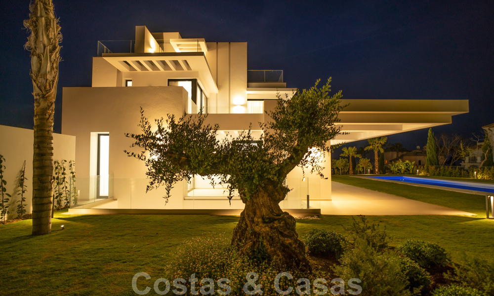 Lista para entrar a vivir, villa moderna de nueva construcción en venta en un resort de golf de cinco estrellas en Marbella - Benahavis 34551