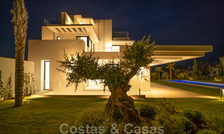 Lista para entrar a vivir, villa moderna de nueva construcción en venta en un resort de golf de cinco estrellas en Marbella - Benahavis 34551 