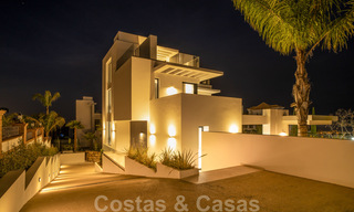Lista para entrar a vivir, villa moderna de nueva construcción en venta en un resort de golf de cinco estrellas en Marbella - Benahavis 34552 
