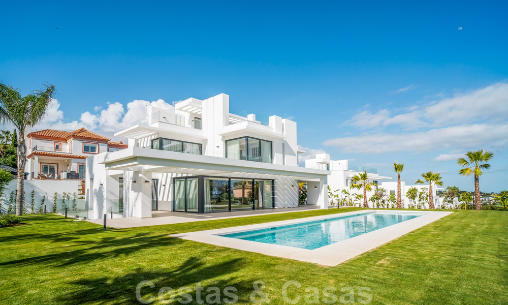 Lista para entrar a vivir, villa moderna de nueva construcción en venta en un resort de golf de cinco estrellas en Marbella - Benahavis 34553