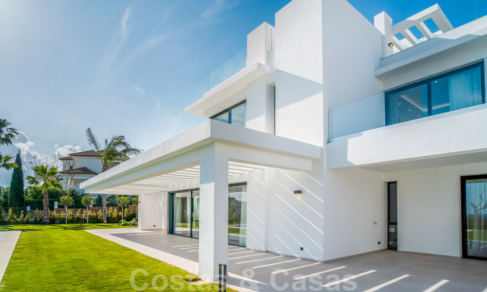 Lista para entrar a vivir, villa moderna de nueva construcción en venta en un resort de golf de cinco estrellas en Marbella - Benahavis 34554