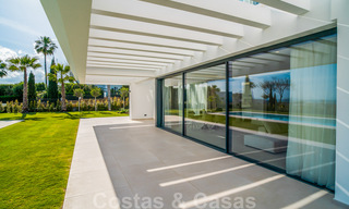 Lista para entrar a vivir, villa moderna de nueva construcción en venta en un resort de golf de cinco estrellas en Marbella - Benahavis 34555 