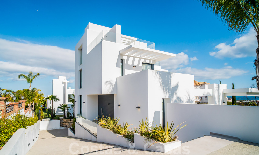 Lista para entrar a vivir, villa moderna de nueva construcción en venta en un resort de golf de cinco estrellas en Marbella - Benahavis 34556