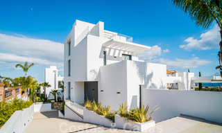 Lista para entrar a vivir, villa moderna de nueva construcción en venta en un resort de golf de cinco estrellas en Marbella - Benahavis 34556 
