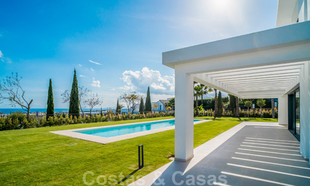 Lista para entrar a vivir, villa moderna de nueva construcción en venta en un resort de golf de cinco estrellas en Marbella - Benahavis 34557