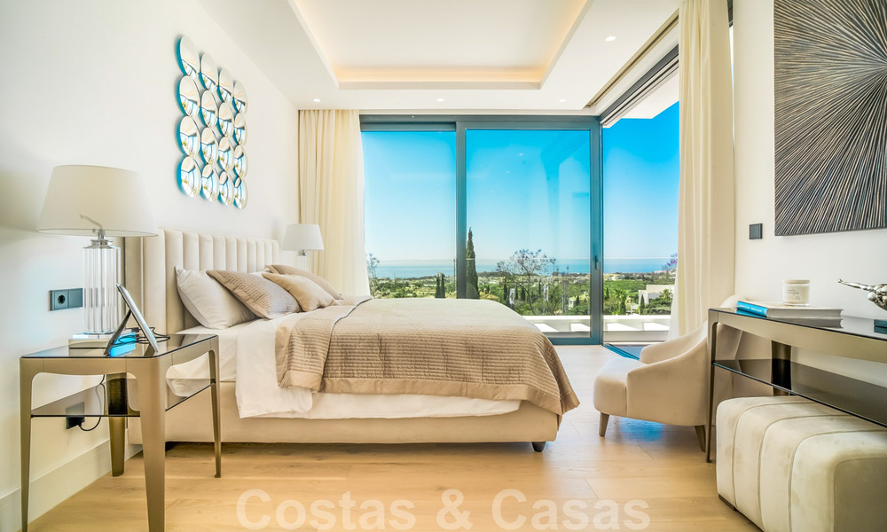 Lista para entrar a vivir, villa moderna de nueva construcción en venta en un resort de golf de cinco estrellas en Marbella - Benahavis 34562