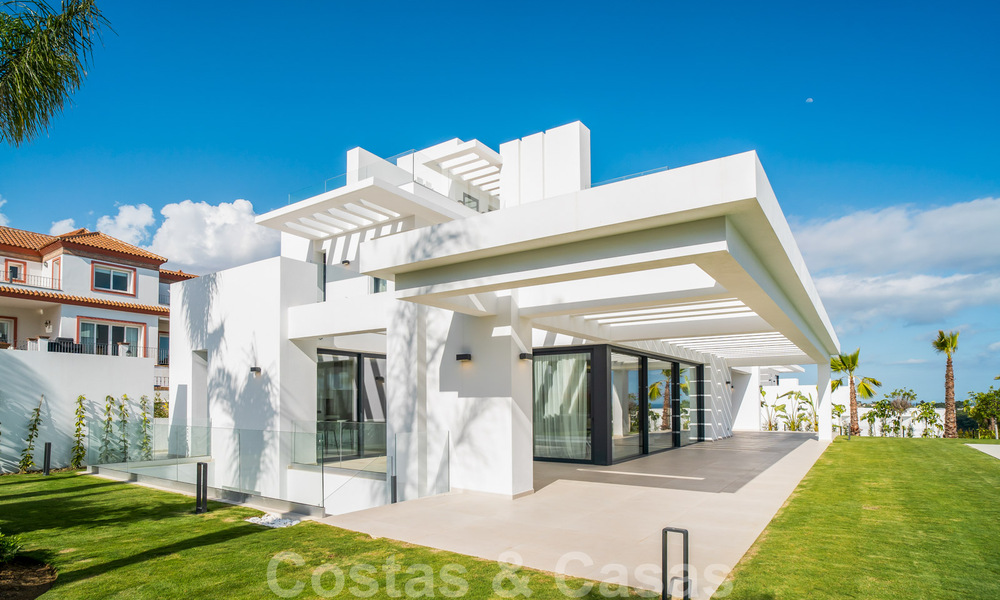 Lista para entrar a vivir, villa moderna de nueva construcción en venta en un resort de golf de cinco estrellas en Marbella - Benahavis 34564