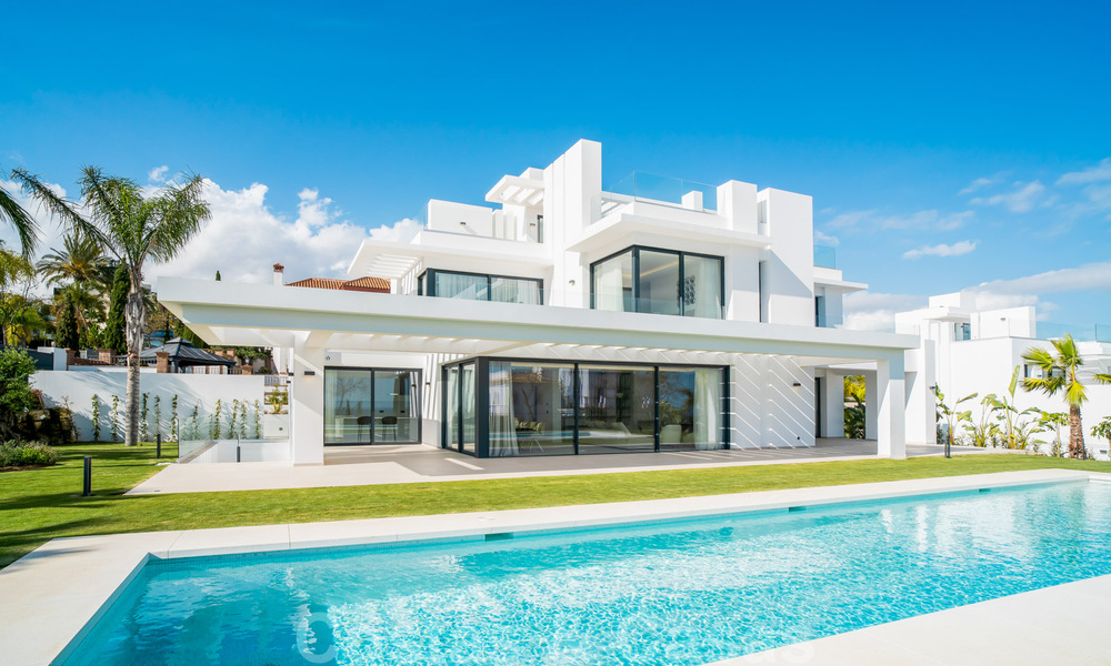 Lista para entrar a vivir, villa moderna de nueva construcción en venta en un resort de golf de cinco estrellas en Marbella - Benahavis 34565