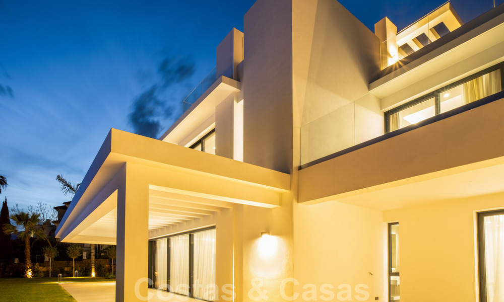 Lista para entrar a vivir, villa moderna de nueva construcción en venta en un resort de golf de cinco estrellas en Marbella - Benahavis 34566