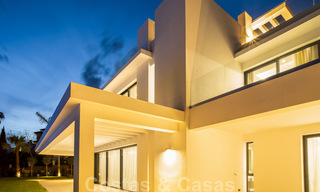 Lista para entrar a vivir, villa moderna de nueva construcción en venta en un resort de golf de cinco estrellas en Marbella - Benahavis 34566 