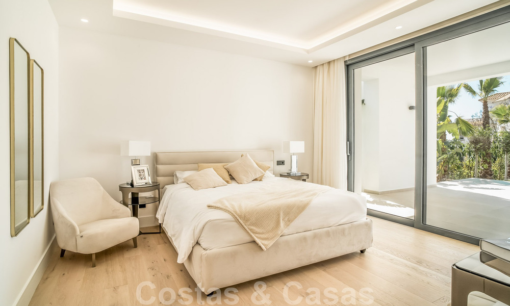 Lista para entrar a vivir, villa moderna de nueva construcción en venta en un resort de golf de cinco estrellas en Marbella - Benahavis 34570