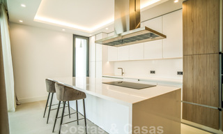 Lista para entrar a vivir, villa moderna de nueva construcción en venta en un resort de golf de cinco estrellas en Marbella - Benahavis 34573 