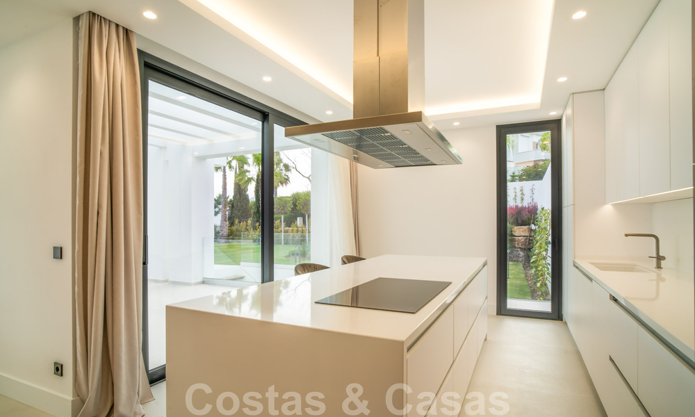 Lista para entrar a vivir, villa moderna de nueva construcción en venta en un resort de golf de cinco estrellas en Marbella - Benahavis 34574
