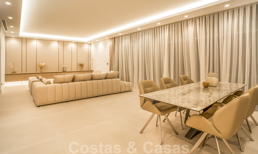Lista para entrar a vivir, villa moderna de nueva construcción en venta en un resort de golf de cinco estrellas en Marbella - Benahavis 34580