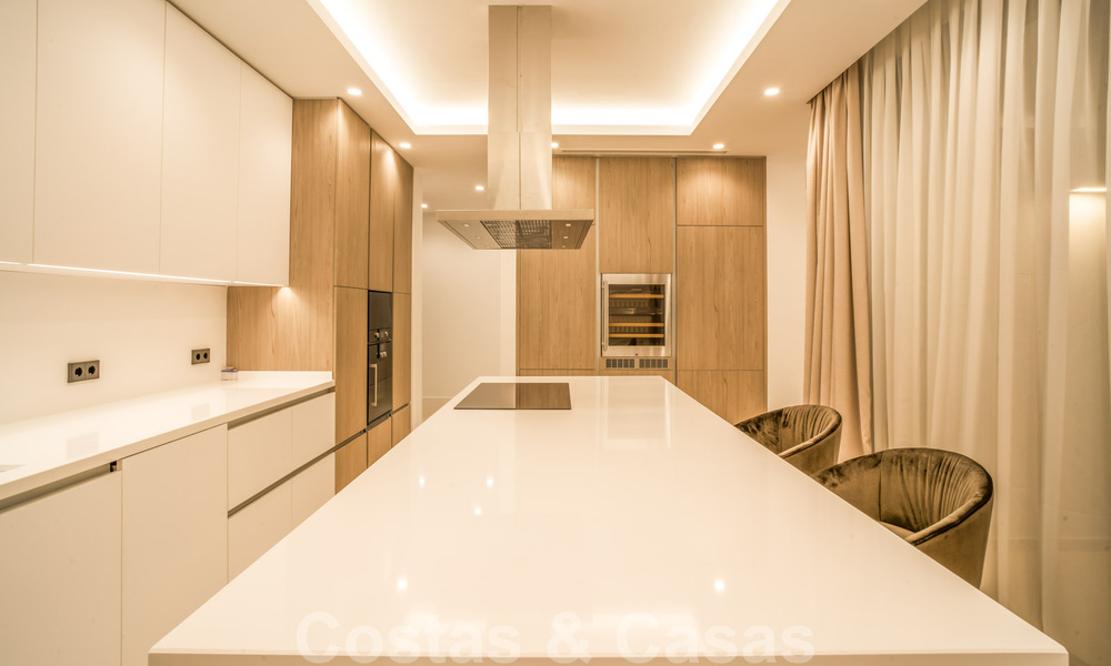 Lista para entrar a vivir, villa moderna de nueva construcción en venta en un resort de golf de cinco estrellas en Marbella - Benahavis 34581