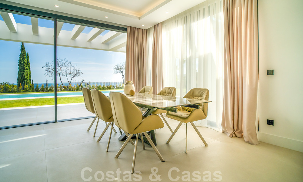 Lista para entrar a vivir, villa moderna de nueva construcción en venta en un resort de golf de cinco estrellas en Marbella - Benahavis 34582