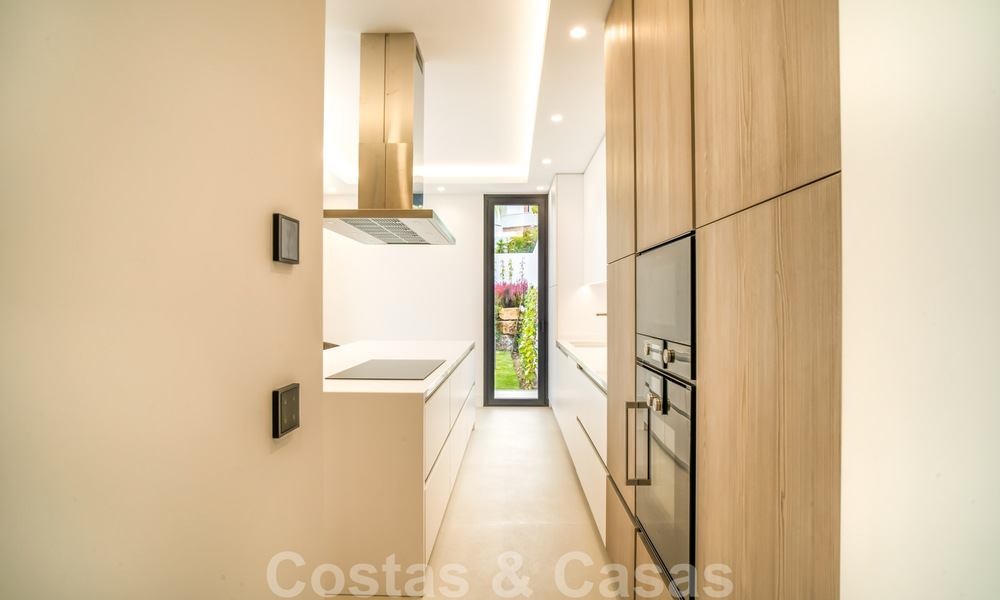 Lista para entrar a vivir, villa moderna de nueva construcción en venta en un resort de golf de cinco estrellas en Marbella - Benahavis 34583