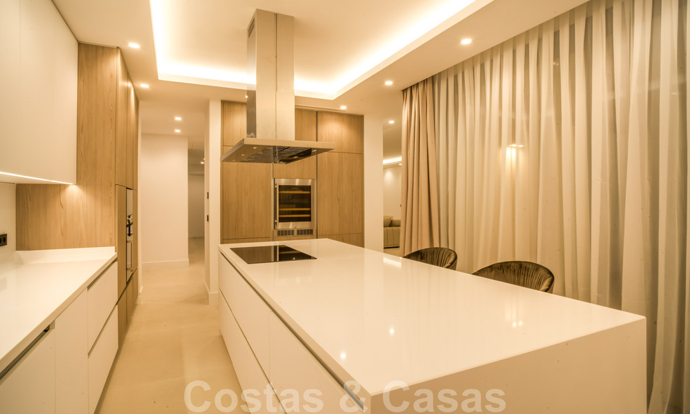 Lista para entrar a vivir, villa moderna de nueva construcción en venta en un resort de golf de cinco estrellas en Marbella - Benahavis 34590