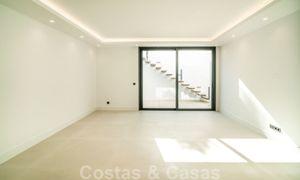 Lista para entrar a vivir, villa moderna de nueva construcción en venta en un resort de golf de cinco estrellas en Marbella - Benahavis 34592