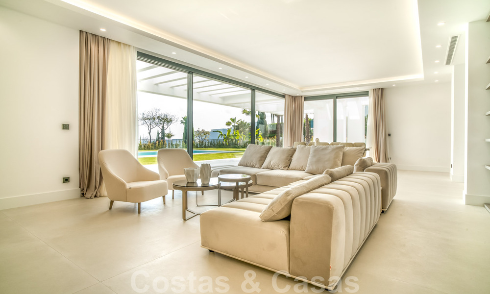 Lista para entrar a vivir, villa moderna de nueva construcción en venta en un resort de golf de cinco estrellas en Marbella - Benahavis 34593
