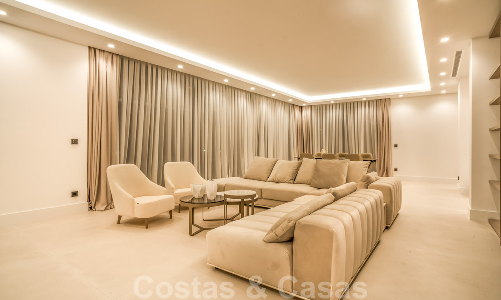 Lista para entrar a vivir, villa moderna de nueva construcción en venta en un resort de golf de cinco estrellas en Marbella - Benahavis 34594