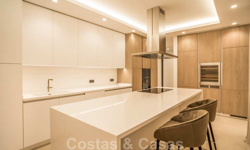Lista para entrar a vivir, villa moderna de nueva construcción en venta en un resort de golf de cinco estrellas en Marbella - Benahavis 34596