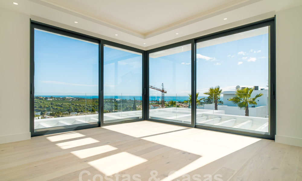 Moderna villa nueva en venta con vistas al mar en un resort de golf de cinco estrellas en Marbella - Benahavis 34600