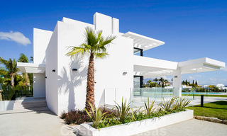 Moderna villa nueva en venta con vistas al mar en un resort de golf de cinco estrellas en Marbella - Benahavis 34605 
