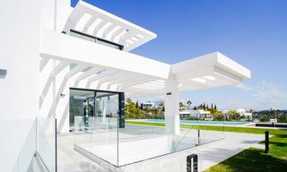 Moderna villa nueva en venta con vistas al mar en un resort de golf de cinco estrellas en Marbella - Benahavis 34606 