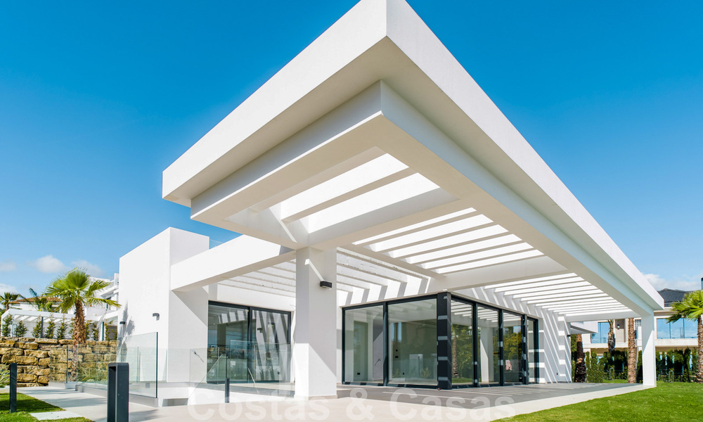 Moderna villa nueva en venta con vistas al mar en un resort de golf de cinco estrellas en Marbella - Benahavis 34608