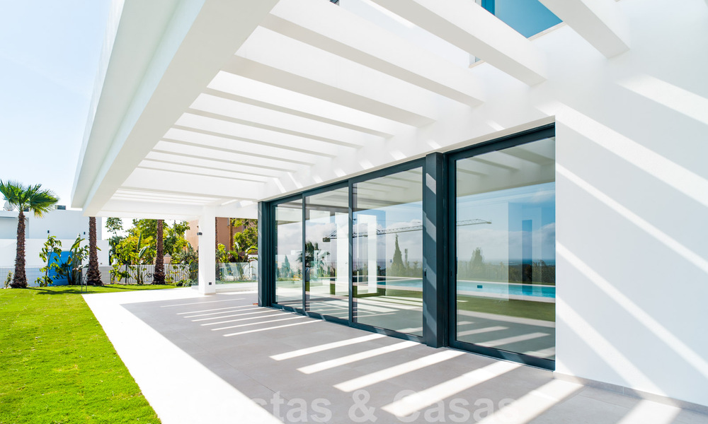 Moderna villa nueva en venta con vistas al mar en un resort de golf de cinco estrellas en Marbella - Benahavis 34609