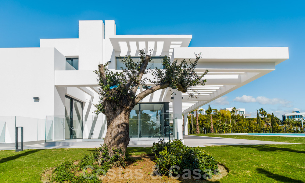 Moderna villa nueva en venta con vistas al mar en un resort de golf de cinco estrellas en Marbella - Benahavis 34610